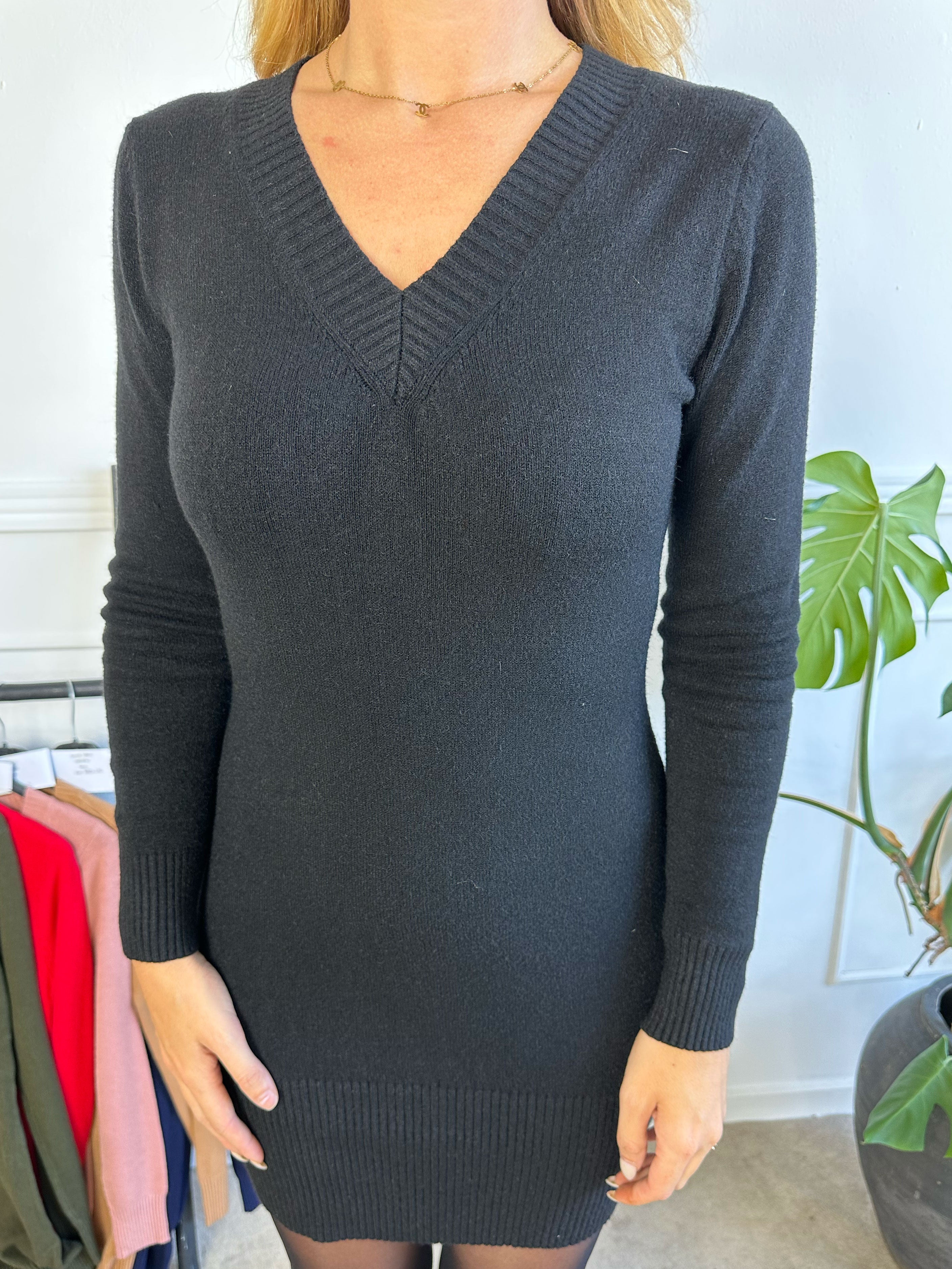 Savina - Enkel klänning med v-ringning